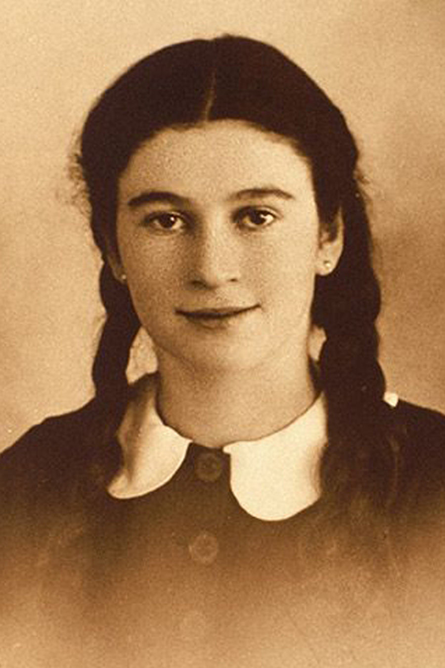 old photo of an adolescent Gerda Weissmann